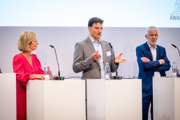 00014_Awards23_Jako_Strategiepanel_Neue_Zinsen_1000_1100