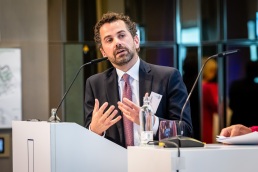 00018_Awards23_Jako_Strategiepanel_Neue_Zinsen_1000_1100