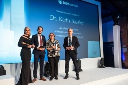Dr. Karin  Bassler (2.v.r.), die Siegerin des Leserpreises 2019, nimmt den Award aus den Händen von Wolfgang Sussbauer (r.), Vertreter des Sponsors PGIM Fixed Income, entgegen. Moderatorin Judith Rakers und Tim Büttner, Redakteur von portfolio institutionell, gratulierten gebührlich.