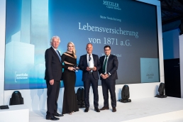 Newcomer aus München: Die LV 1871, hier vertreten durch Vorstandschef Wolfgang Reichel (2.v.r.), nahm zum ersten Mal teil und räumte gleich als beste Versicherung ab. Sponsor Mario Mattera (r.) und Jury-Lead Dieter Wolf (l.) freuten sich ebenso. (Bild: Andreas Schwarz)