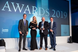 Nach 2015 zum zweiten Mal als Beste Pensionskasse ausgezeichnet: Karsten Heinrich Weber, Geschäftsführer der Pensionskasse der Genossenschaftsorganisation (2.v.r.), nahm den Preis von Armin Dolzer (r.) von Macquarie  Investment Management entgegen. Juryvertreter Dr. Jan Schröder (l.) hatte zuvor die Laudatio gehalten. (Bild: Andreas Schwarz)