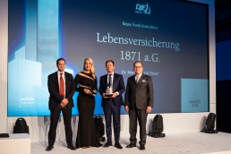 Und auch in der Kategorie Beste Portfoliostruktur gab es einen Preis für die LV 1871:  Gemeinsam mit dem  Preisträger Dr. Martin-Ulrich Fetzer (2.v.r.), Leiter Kapitalanlagen, bildeten der Juryvorsitzende Jürgen Huth (l.) und  Sponsor Thorsten Schrieber von DJE Kapital AG (r.)  ein magisches Dreieck. (Bild: Andreas Schwarz)